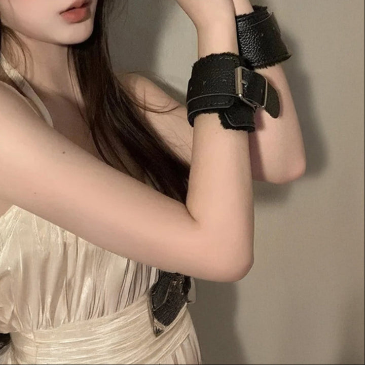 Skórzane kajdanki z puszkiem