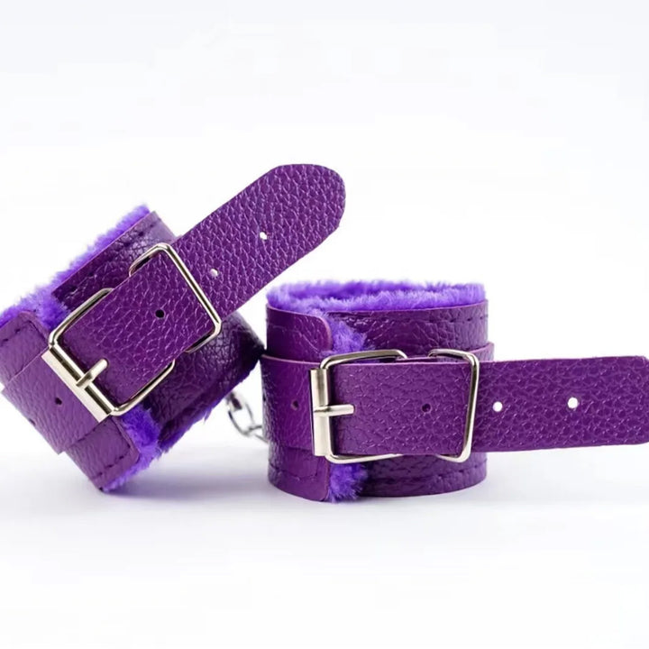 Skórzane kajdanki z puszkiem