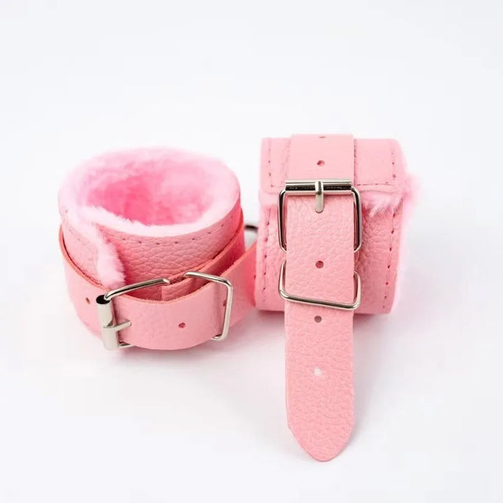 Skórzane kajdanki z puszkiem