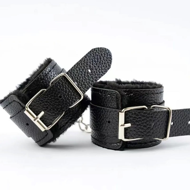 Skórzane kajdanki z puszkiem