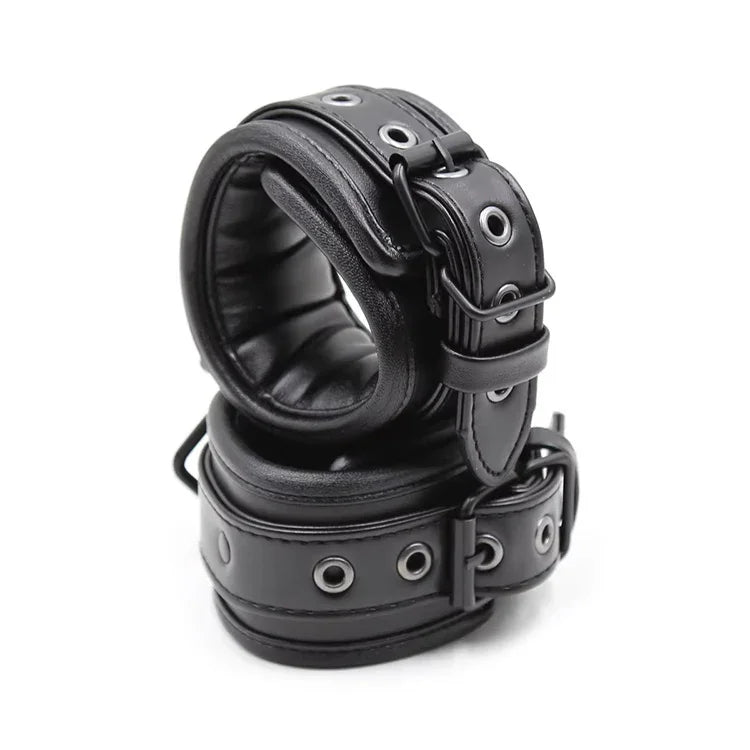 Czarne skórzane kajdanki z metalowymi oczkami, regulowane paski na nadgarstki