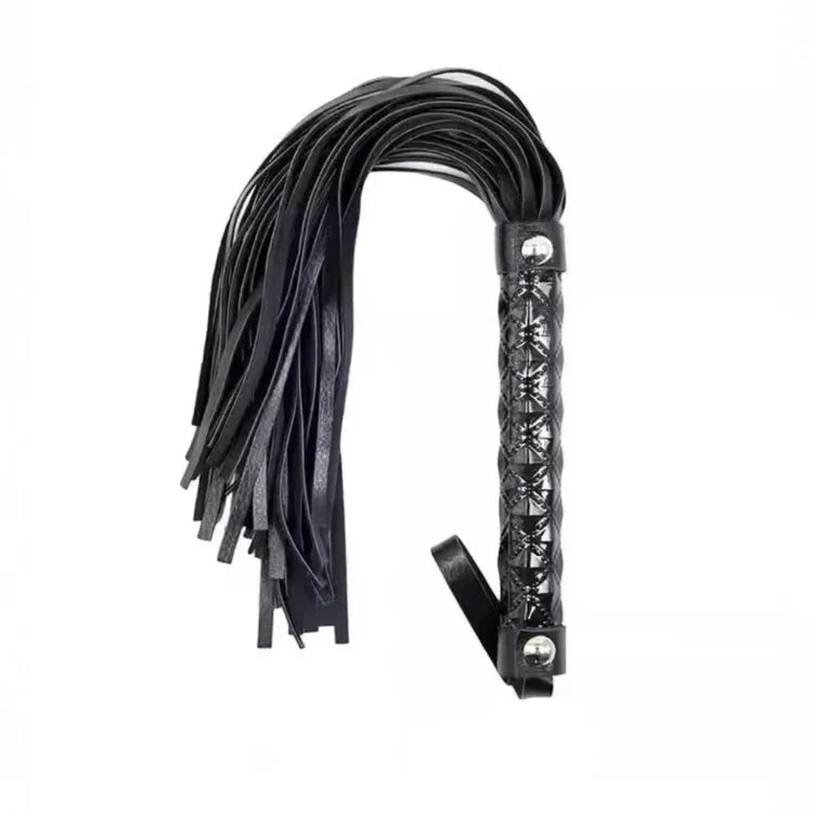 Czarny skórzany pejcz z wieloma paskami i ozdobnym rączką z nitami