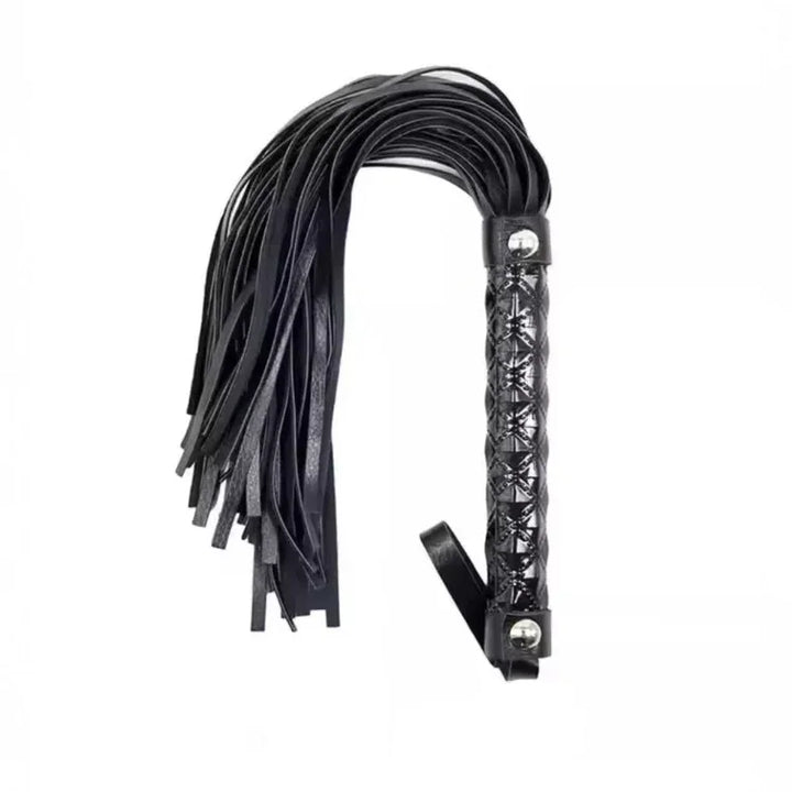 Czarny skórzany pejcz z wieloma paskami i ozdobnym rączką z nitami