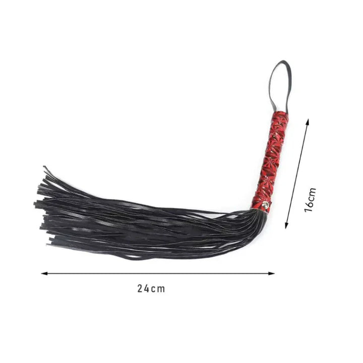 Skórzany pejcz z czerwono-czarną rękojeścią i czarnymi frędzlami, wymiary 24x16 cm